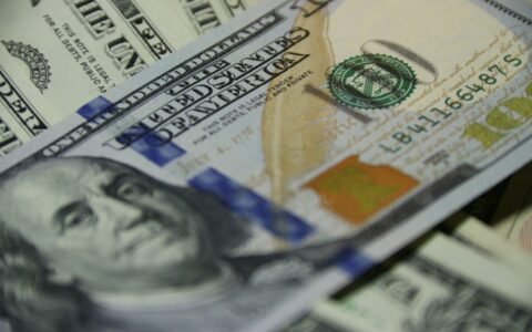 100 US dollar banknote